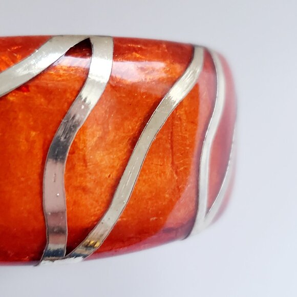 Vintage Lucite Plastic Wide Bangle Bracelet Faux Silver Overlay Chunky Bangle 8" - Picture 4 of 5